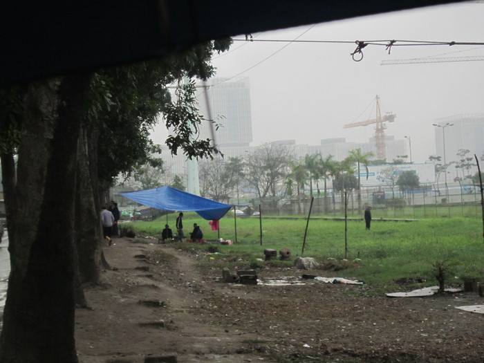 Đi qua các điểm xe bus, các quán nhậu hay khu công nghiệp, mùi xú uế bốc lên rất khó chịu