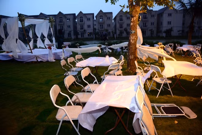 Cuối chiều, cơn mưa ập đến phá tan khung cảnh thơ mộng của buổi lễ