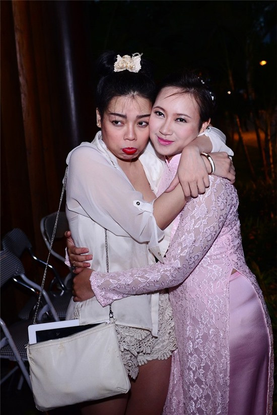 Hà Linh tới mừng ngày vui của nữ ca sĩ đàn chị Hà Linh tới mừng ngày vui của nữ ca sĩ đàn chị