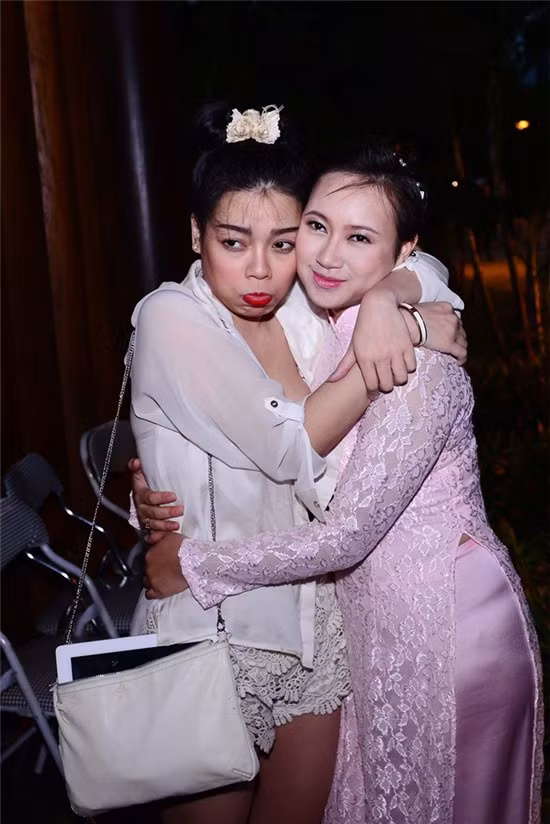 Hà Linh tới mừng ngày vui của nữ ca sĩ đàn chị