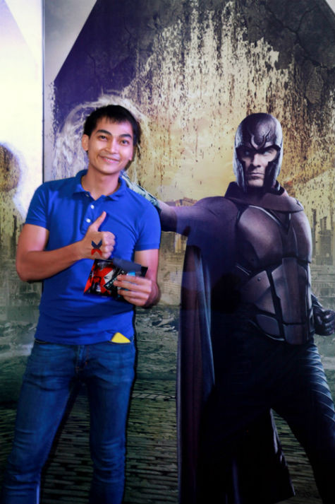 Diễn viên Khương Ngọc tạo dáng chụp ảnh