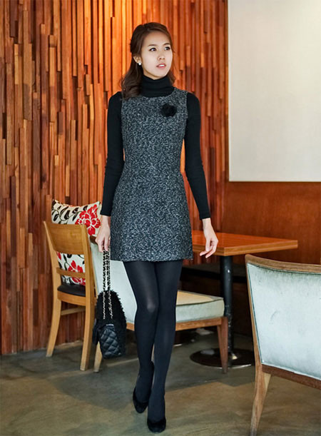 Chọn những chiếc áo thun ôm sát ở bên trong để chiếc váy không tay mặc ngoài tôn lên vóc dáng của bạn. Thông thường ta chọn áo và váy cùng gam màu hoặc "ton-sur-ton" với phụ kiện như giày dép, túi xách... Bí quyết này sẽ giúp bạn tạo được phong thái sang trọng Chọn những chiếc áo thun ôm sát ở bên trong để chiếc váy không tay mặc ngoài tôn lên vóc dáng của bạn. Thông thường ta chọn áo và váy cùng gam màu hoặc "ton-sur-ton" với phụ kiện như giày dép, túi xách... Bí quyết này sẽ giúp bạn tạo được phong thái sang trọng