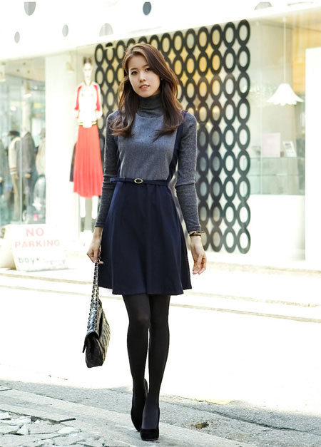 Áo thun hay áo len cổ lọ là những "người bạn đồng hành" tuyệt vời của váy không tay. Áo thun hay áo len cổ lọ là những "người bạn đồng hành" tuyệt vời của váy không tay.