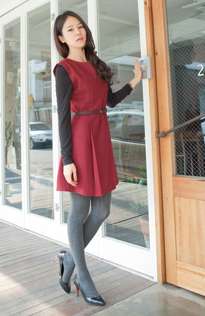 Nếu thời tiết không lạnh lắm, bạn có thể chọn áo thun không cổ để khoe được chiếc cổ cao trắng ngần của mình. Nếu thời tiết không lạnh lắm, bạn có thể chọn áo thun không cổ để khoe được chiếc cổ cao trắng ngần của mình.