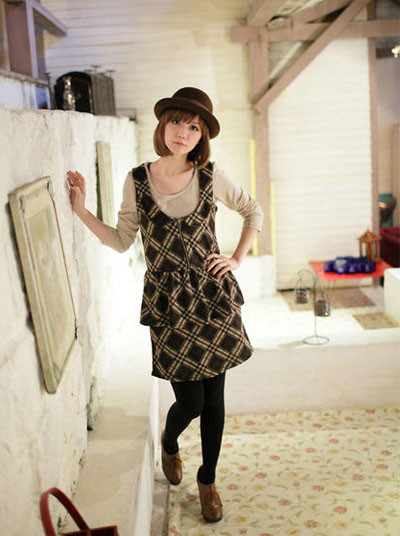 Mẫu váy không tay kẻ ca-rô này thích hợp với những bạn trẻ thích phong cách tinh nghịch, năng động và cá tính. Mẫu váy không tay kẻ ca-rô này thích hợp với những bạn trẻ thích phong cách tinh nghịch, năng động và cá tính.