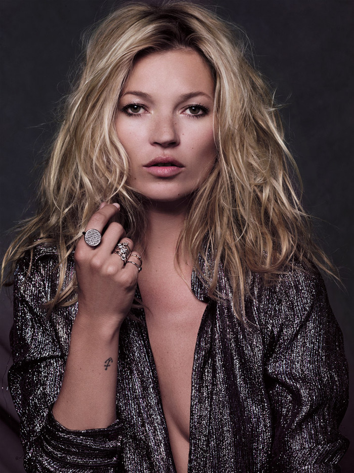 Điểm đặc biệt, điều khiến Kate Moss trở thành một siêu mẫu hàng đầu thế giới chính là một khuôn mặt ấn tượng, luôn toát ra vẻ lạnh lùng nhưng cũng vô cùng cuốn hút.