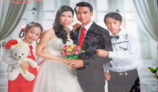 Gia đình "cậu" An (An đứng bên phải ngoài cùng) Gia đình "cậu" An (An đứng bên phải ngoài cùng)