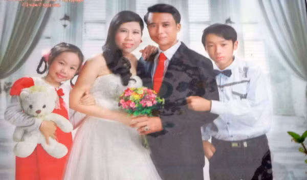 Gia đình "cậu" An (An đứng bên phải ngoài cùng)