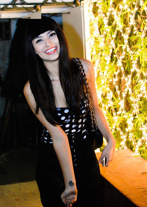 Trên tay cô cũng có một hình xăm nhỏ