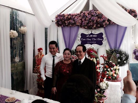 Gia đình Tuấn Hưng chụp ảnh trong lễ ăn hỏi