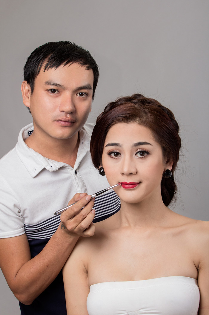 Hùng Việt đang make up cho Lâm Chi Khanh Hùng Việt đang make up cho Lâm Chi Khanh