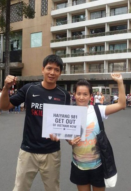 Vợ chồng diễn viên Bình Minh cũng hòa trong dòng người tuần hành phản đối Trung Quốc. Ảnh: Vnexpress.net. Vợ chồng diễn viên Bình Minh cũng hòa trong dòng người tuần hành phản đối Trung Quốc. Ảnh: Vnexpress.net.