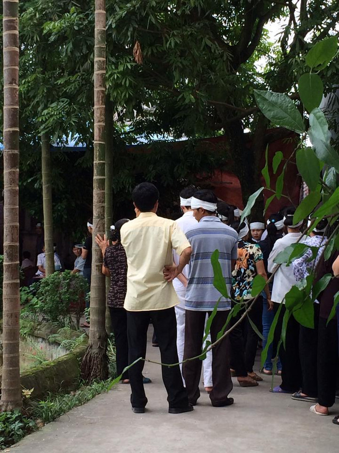 Trong khi mọi người rất đau buồn thì Quế Vân vẫn còn tâm trạng để chụp ảnh "tự sướng" Trong khi mọi người rất đau buồn thì Quế Vân vẫn còn tâm trạng để chụp ảnh "tự sướng"