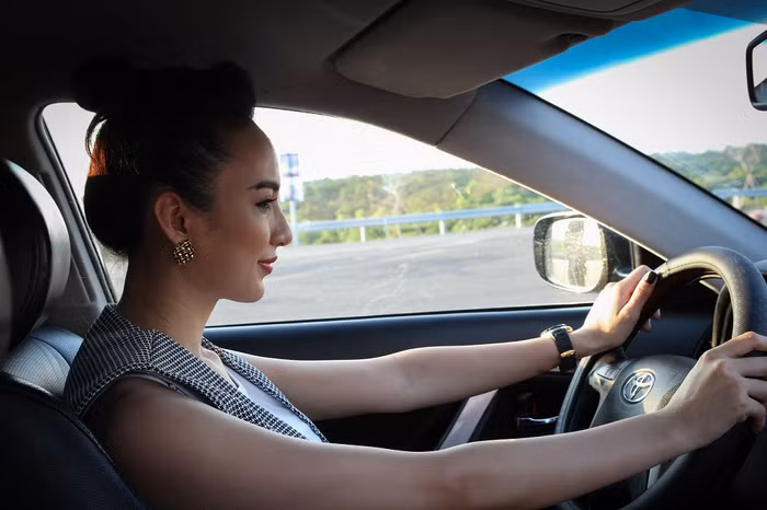 Hoa hậu Ngọc Diễm lái xe đi offroad và làm từ thiện