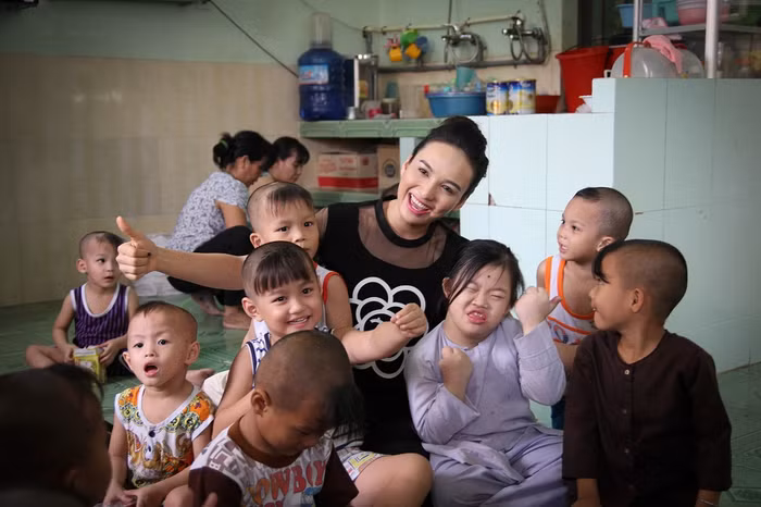 Vui đùa chụp ảnh cùng các em nhỏ mồ côi