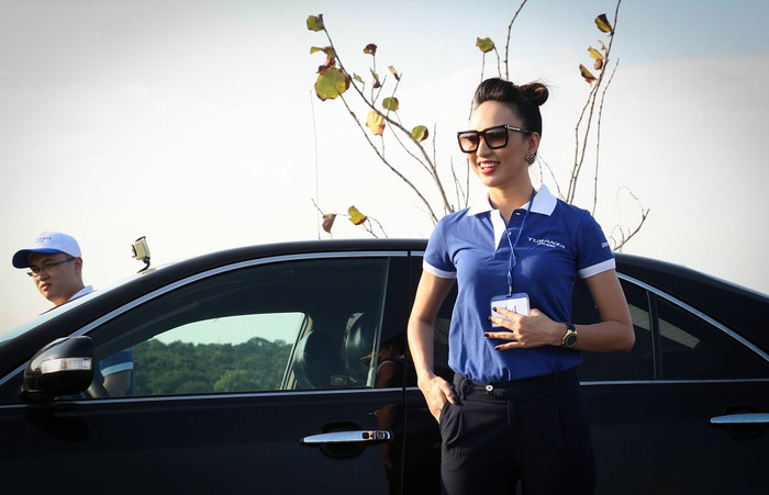 Ngọc Diễm chia sẻ &quot;Lái xe trên các cung đường và trải nghiệm những cảnh quan đẹp đó thực sự là một hành trình đầy đam mê. Nhưng hành trình ý nghĩa hơn khi cùng mọi người trong đoàn có thể giúp đỡ một điều gì đó cho người dân địa phương thì cuộc hành trình lại càng ý nghĩa hơn. Theo tình thần vui chơi nhưng có trách nhiệm với cộng đồng.&quot;