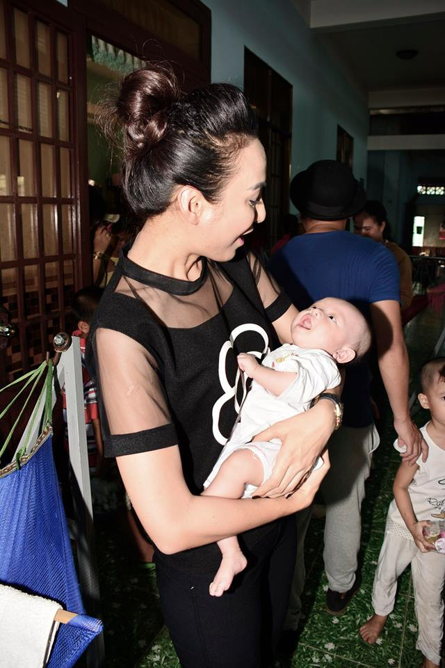 Cô ân cần bế một em nhỏ