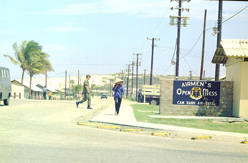 Trong căn cứ quân sự này còn có câu lạc bộ dành cho lính không quân.