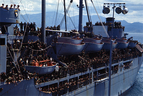 Để bổ sung binh lính và trang thiết bị cho căn cứ quân sự Cam Ranh, Mỹ đã điều nhiều chuyến tàu vận tải tới đây. Trong ảnh là chuyến tàu chở lính của Sư đoàn Không vận 101 tới Cam Ranh. Ảnh: Bettmann