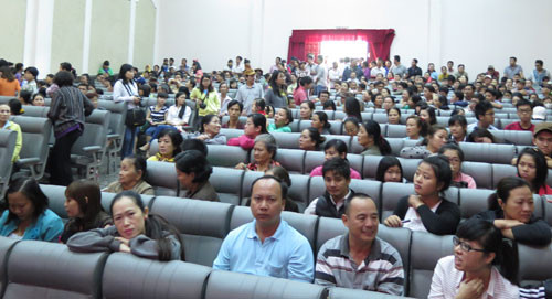 Đông đảo người dân ngồi chật kín hội trường từ hơn 7 giờ Đông đảo người dân ngồi chật kín hội trường từ hơn 7 giờ