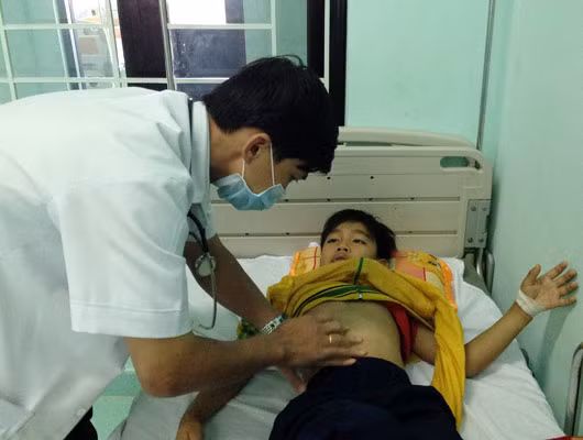 Các em bị nạn được bác sỹ chăm sóc và điều trị ( Ảnh: Phan Tuấn)