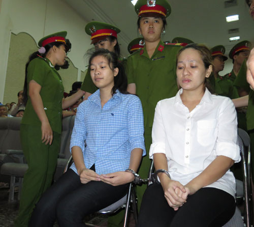 Công an đưa bảo mẫu vào bên trong hội trường trước giờ xét xử Công an đưa bảo mẫu vào bên trong hội trường trước giờ xét xử