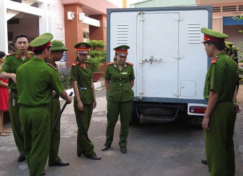 Xe chở hai bảo mẫu Phương và Lý Xe chở hai bảo mẫu Phương và Lý