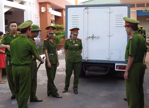 Xe chở hai bảo mẫu Phương và Lý