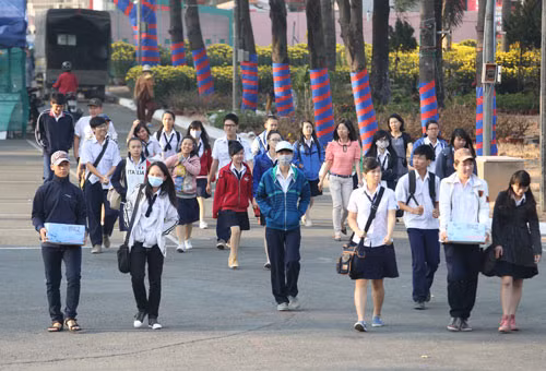 Rất nhiều học sinh cũng đến từ 7 giờ sáng để xem phiên tòa