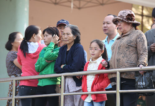 Người dân chờ đợi phiên tòa xét xử trước giờ bắt đầu Người dân chờ đợi phiên tòa xét xử trước giờ bắt đầu