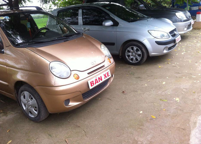 Nhiều xế hộp được chủ sở hữu bày ra đường rao bán (Ảnh chụp tại xã Mai Đình, huyện Sóc Sơn, Hà Nội)