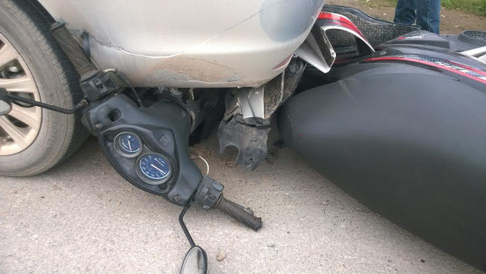 Đầu chiếc xe máy bị nghiền nát và đuôi xe con bị biến dạng Đầu chiếc xe máy bị nghiền nát và đuôi xe con bị biến dạng