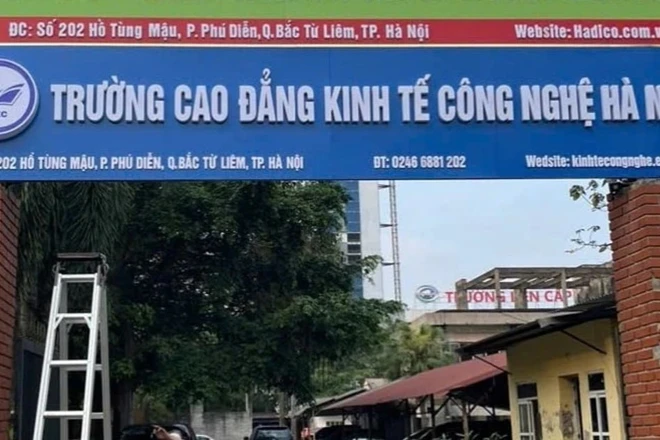 CĐ Kinh tế Công nghệ HN: Hơn 100 SV bất ngờ bị dừng học, hiệu trưởng đã nghỉ