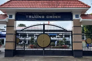 Một lớp THPT Trường Chinh cuối năm học vẫn đóng quỹ lớp, hiệu trưởng chỉ đạo trả lại tiền