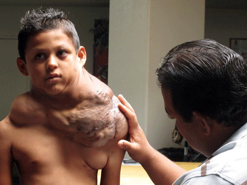 Jose và người cha sau khi đã được đưa sang Mỹ - Ảnh AP Jose và người cha sau khi đã được đưa sang Mỹ - Ảnh AP