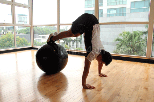 Đưa người về vị trí như ban đầu. Xem thêm: "Thần dược" chống say nắng mùa hè