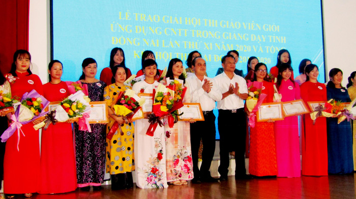 Nhiều cá nhân, tập thể dành có thành tích tốt nhất đã được trao giải. Ảnh: Hữu Đức