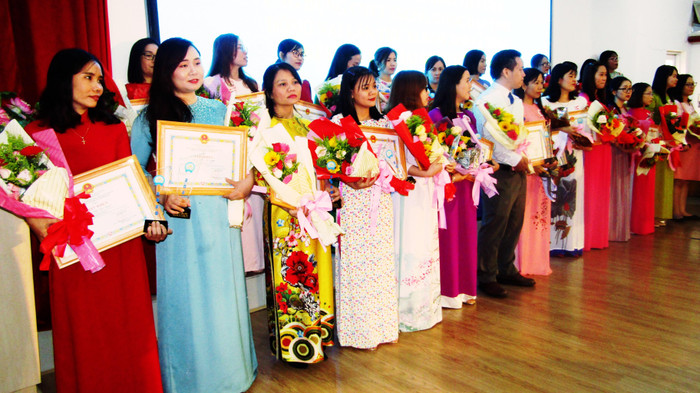 189 giáo viên có thành tích tốt nhất và khen thưởng 11 tập thể, 21 cá nhân có thành tích xuất sắc nhất trong công tác tổ chức hội thi. Ảnh: Hữu Đức