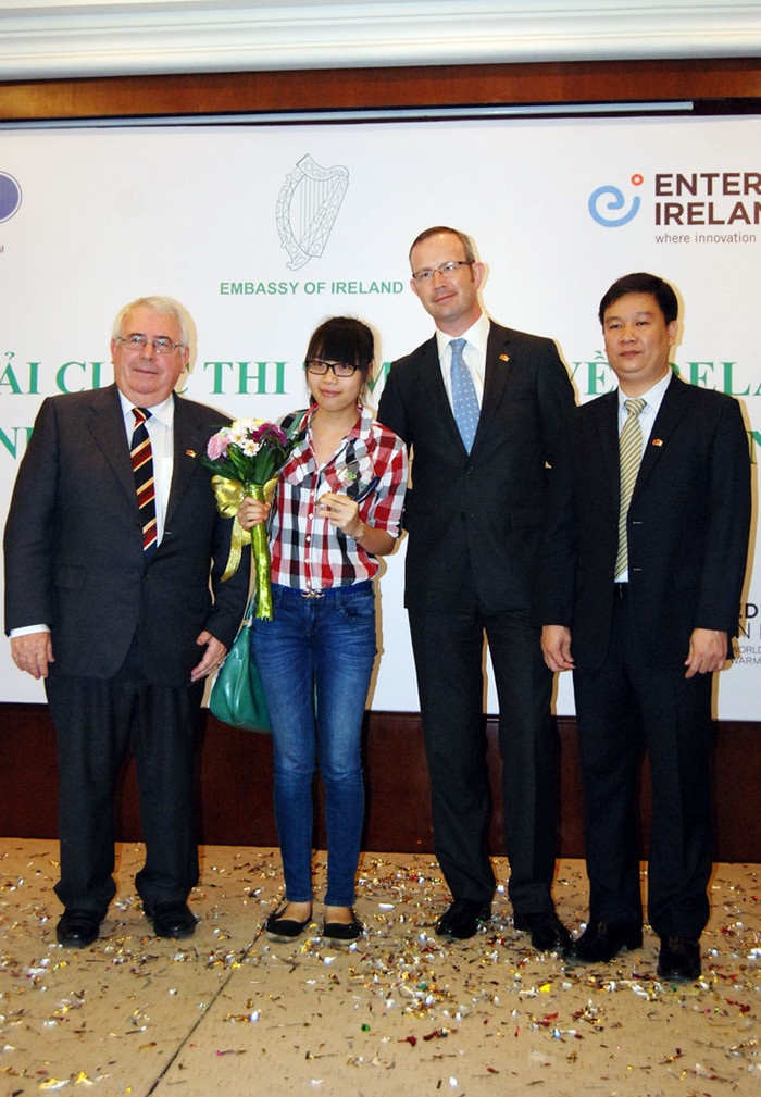 Ngài Joe Costello (trái) - Bộ trưởng phụ trách Thương mại và Phát triển Ireland, Ngài Damien Cole – Đại sứ Cộng hòa Ireland tại Việt Nam (ở giữa) cùng Nhà báo Nguyễn Tiến Bình - TBT Báo Giáo dục Việt Nam, chúc mừng thí sinh Nguyễn Phương Lam vinh dự nhận được giải nhất của cuộc thi.