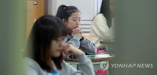 Sĩ tử căng thẳng trước kỳ thi quan trọng nhất trong cuộc đời. Sĩ tử căng thẳng trước kỳ thi quan trọng nhất trong cuộc đời.