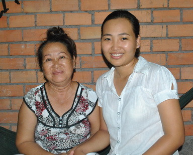 Em Trần Thị Phi Vân (phải) cùng dì Tám trong nhà trọ. Em Trần Thị Phi Vân (phải) cùng dì Tám trong nhà trọ.