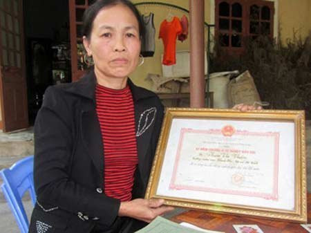 Cô Phạm Thị Thiện bên bằng khen của Bộ GD-ĐT.