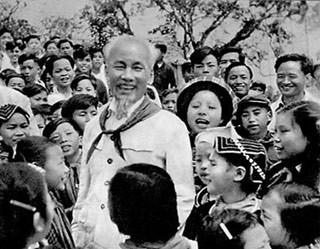 Bác Hồ trò chuyện với học sinh Trường thiếu nhi rẻo cao khu tự trị Việt Bắc,1960 Bác Hồ trò chuyện với học sinh Trường thiếu nhi rẻo cao khu tự trị Việt Bắc,1960