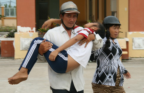 Em Phạm Thị Ánh Phương được người thân bế về nhà.