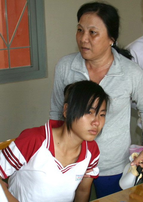 Được đưa vào phòng hiệu trưởng, đôi mắt Quỳnh Trâm còn ngấn lệ. Mẹ em có mặt bên cạnh để đưa em về nhà…