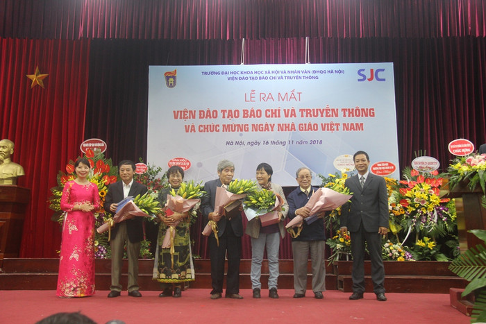 Lãnh đạo Viện tri ân các nhà giáo nhân ngày Nhà giáo Việt Nam 20/11. Ảnh: SJC Lãnh đạo Viện tri ân các nhà giáo nhân ngày Nhà giáo Việt Nam 20/11. Ảnh: SJC