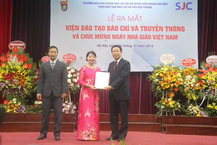Lãnh đạo trường trao quyết định thành lập Viện. Ảnh: SJC Lãnh đạo trường trao quyết định thành lập Viện. Ảnh: SJC
