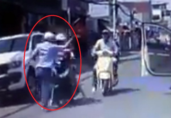 Khoảnh khắc người phụ nữ chở theo con nhỏ bị người đàn ông tát. (Ảnh chụp màn hình từ clip)