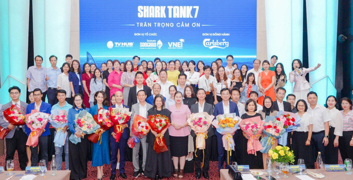 Các đại biểu tham dự chụp ảnh lưu niệm. anh 1.jpg