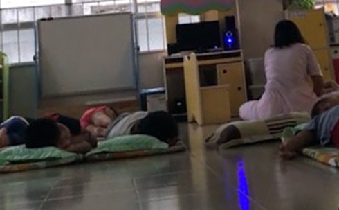 Bên trong lớp Lá 1, Trường Mầm non 30/4. (Ảnh cắt ra từ clip). Bên trong lớp Lá 1, Trường Mầm non 30/4. (Ảnh cắt ra từ clip).